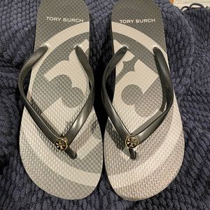 Barely worn Tory Burch flip flop size 8